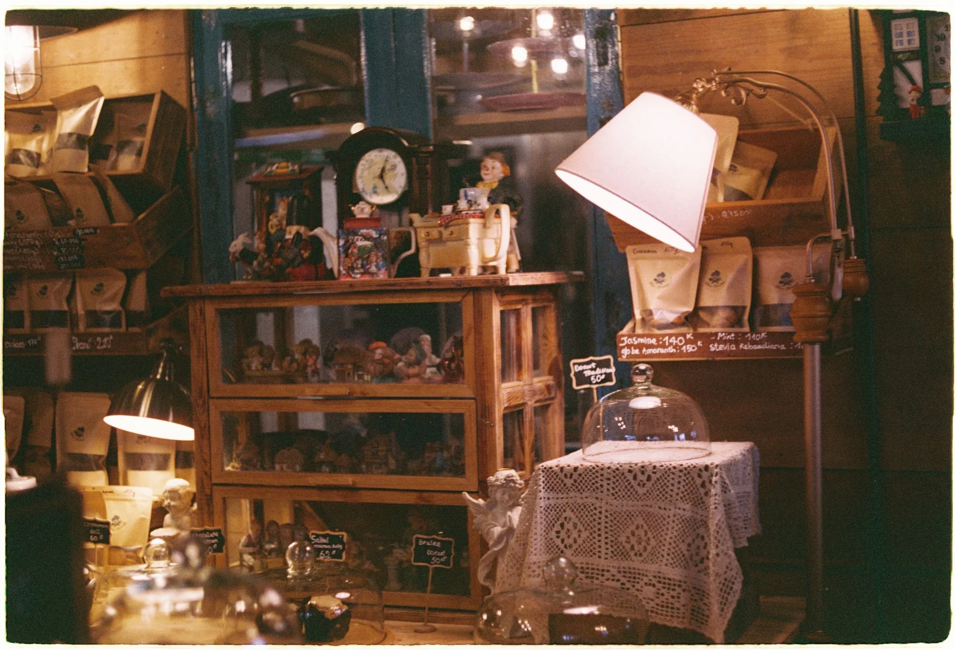 La boutique de la brûlerie, boiseries et lumière chaude