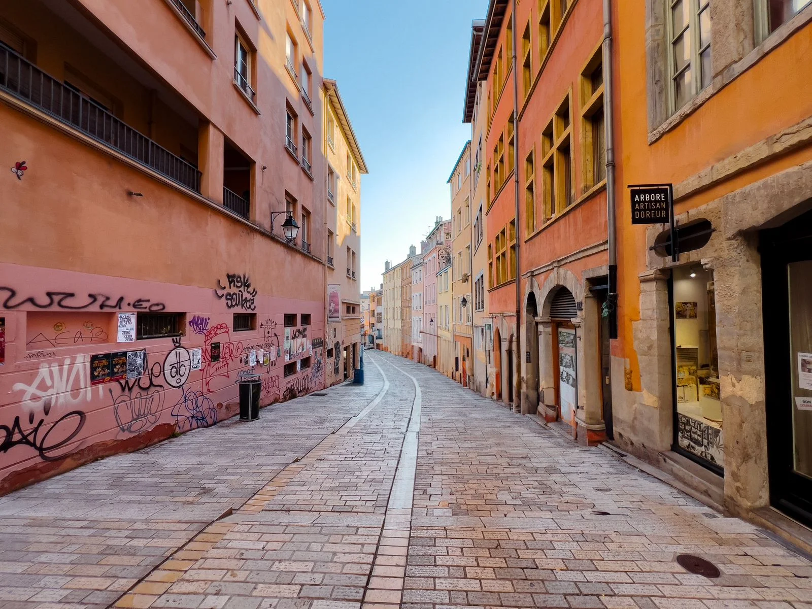 Une rue colorée du Vieux-Lyon