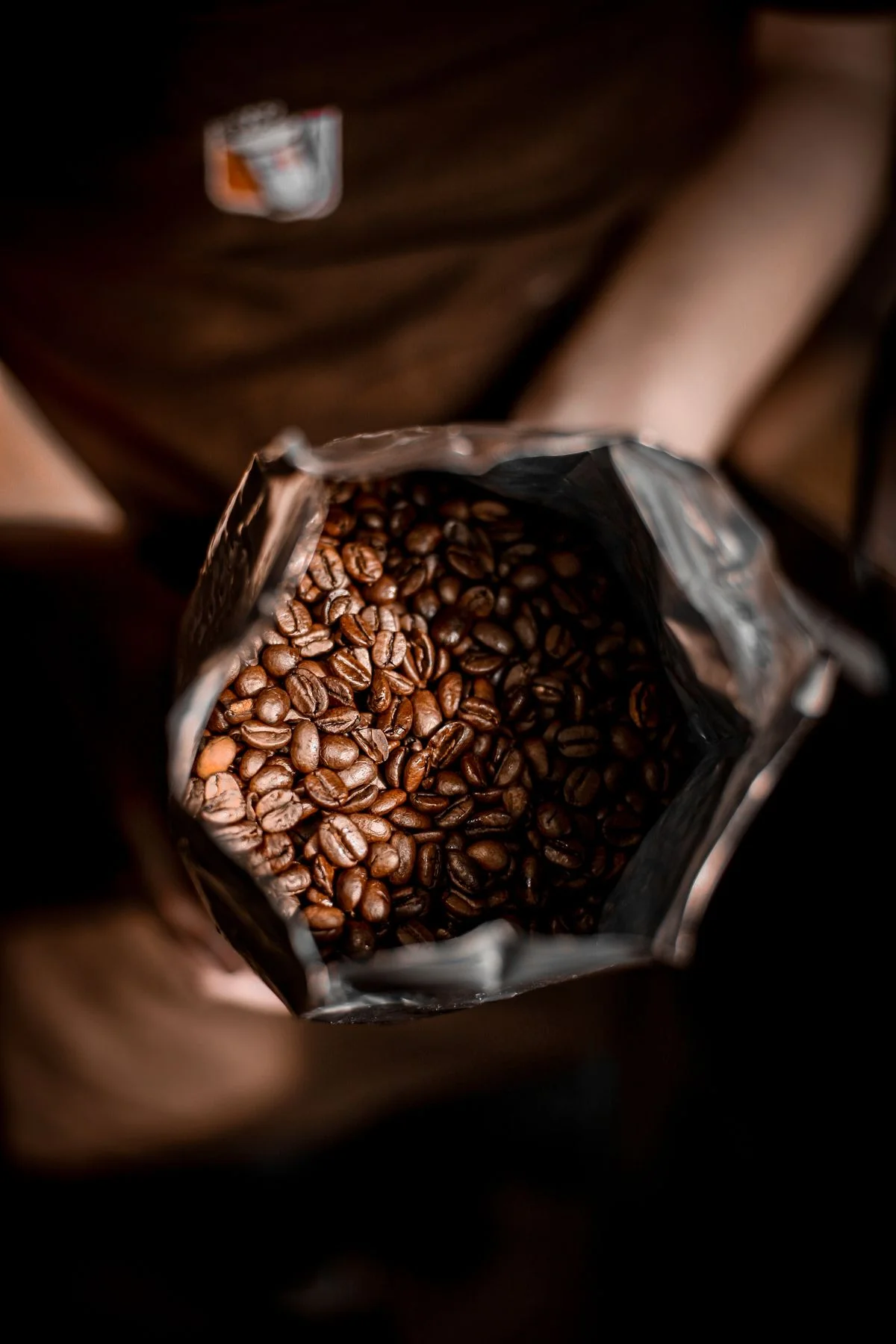 Geöffnete Kaffeetüte voller gerösteter Bohnen