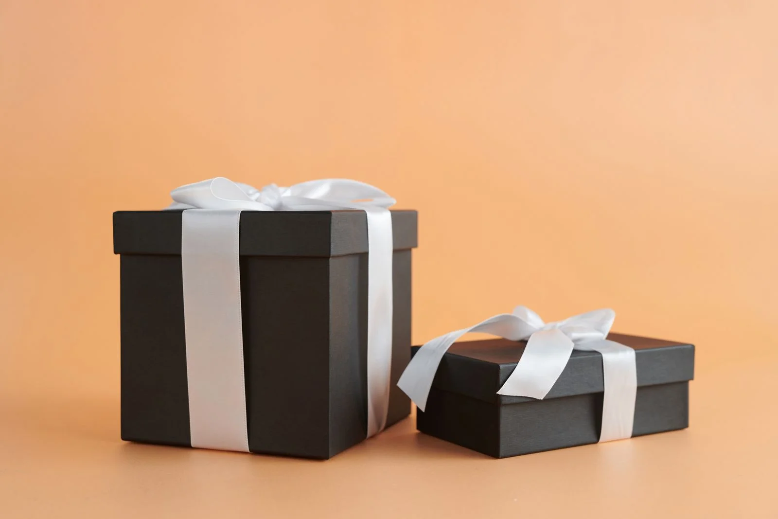 Geschenkboxen mit Schleife